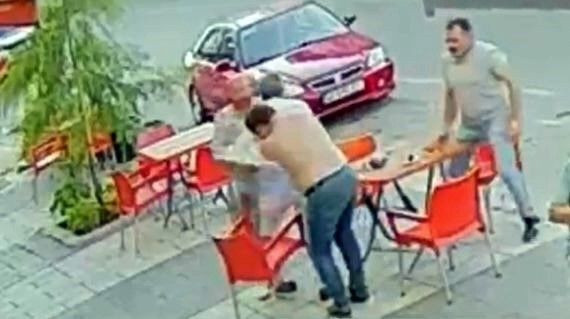 Arkadaşları ile çay içerken dehşeti yaşadı, bir anda yerinden sıçradı: Bir şey ısırdı sandım - Resim: 2