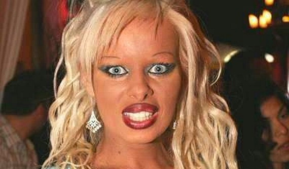 Göğsünü yılan soktu herkes kadın için koştu ama yılan öldü  - Resim: 1