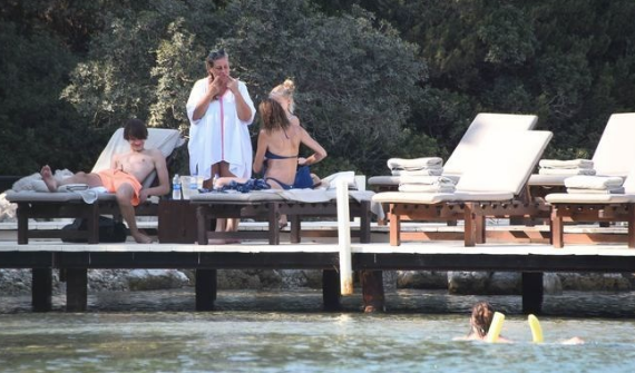 Bikiniyle yakalanan Carla Bruni'ye uyarı: Seni çekiyorlar - Resim: 3