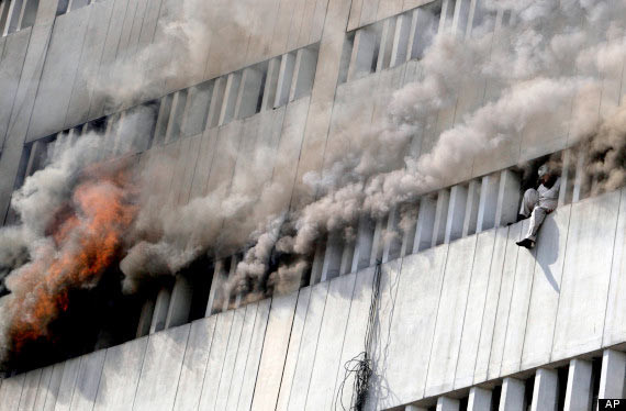 Yanan binadan böyle atladılar - Resim: 1