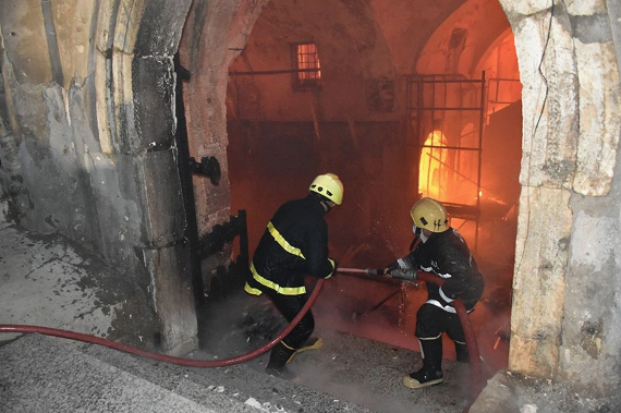 Tarihi Osmanlı çarşısı alev alev - Resim: 1