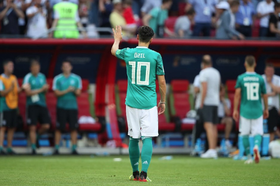 Amine Gülşe'den Mesut Özil'e destek mesajı - Resim: 1