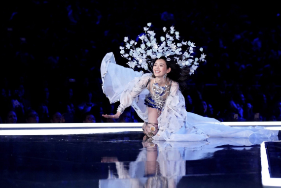 Yılın defilesine damga vuran olay! Rezil oldu - Resim: 4