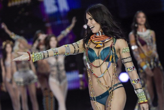 Adriana Lima yılın defilesine çıktı müjdeyi verdi! - Resim: 4