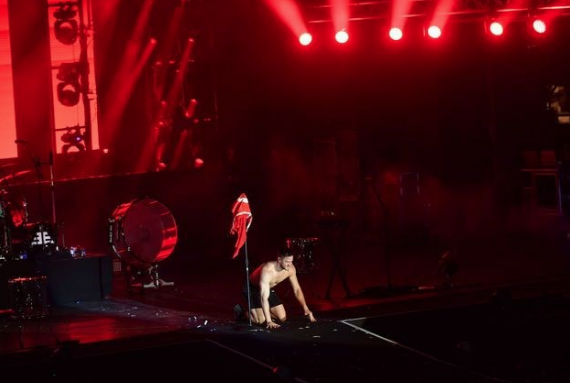 ABD'li Imagine Dragons grubu olay oldu! Türk bayrağını öpüp diz çöktü - Resim: 2