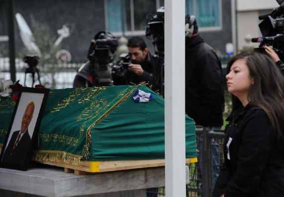 Torununun çorabı Birand'ın tabutunda! - Resim: 1