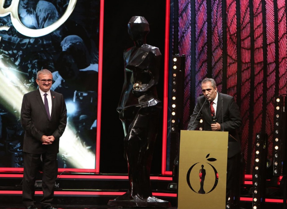 Cem Yılmaz'la Defne Samyeli'nin kırmızı halı fotoğrafı sosyal medyada olay oldu - Resim: 2