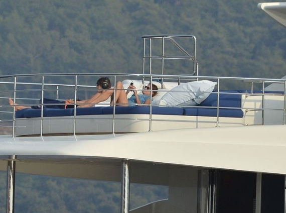 Bodrum'da sıcağa direndi! Carla Bruni elbiseyle güneşlendi - Resim: 2