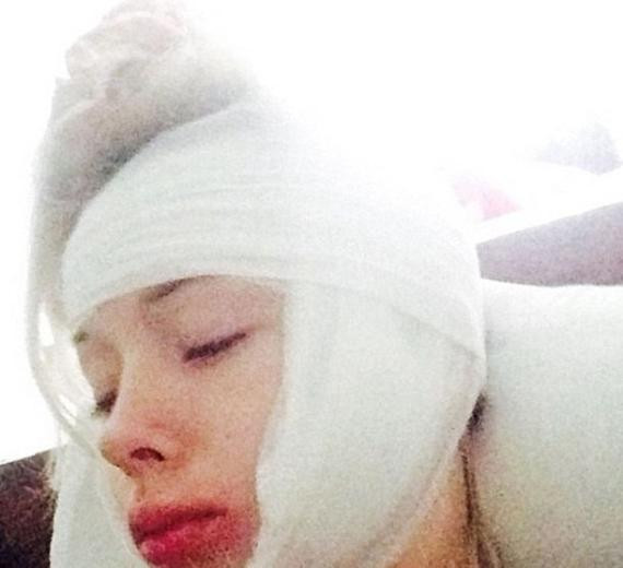 İnsan Barbie'ye evinin önünde dayak! - Resim: 2