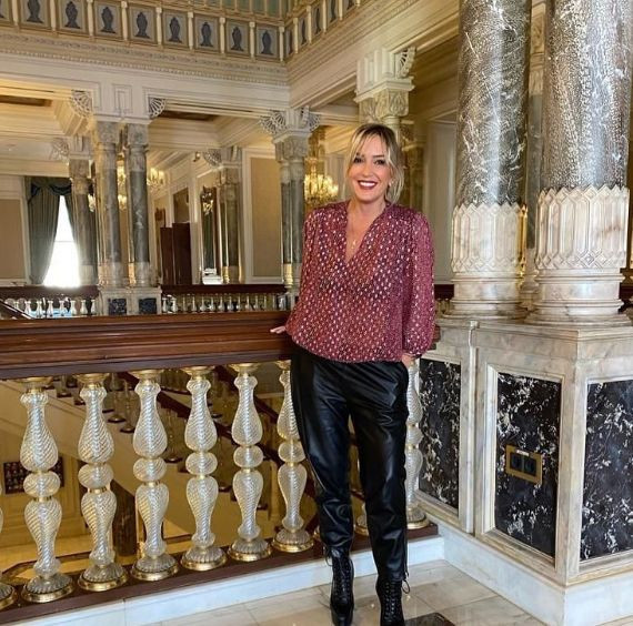 Saba Tümer beyaz bikinisiyle tozu dumana kattı! 51 yaşında, genç kızlara taş çıkardı - Resim: 4