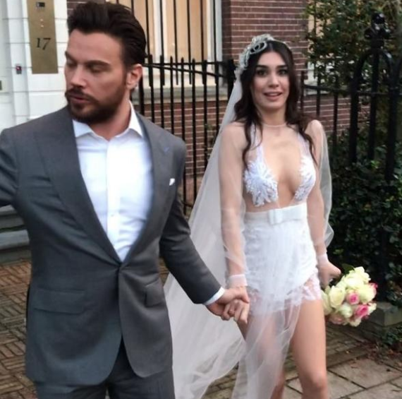 Yarı çıplak gelinliği olay olan Burcu Kıratlı tesettüre girdi - Resim: 1