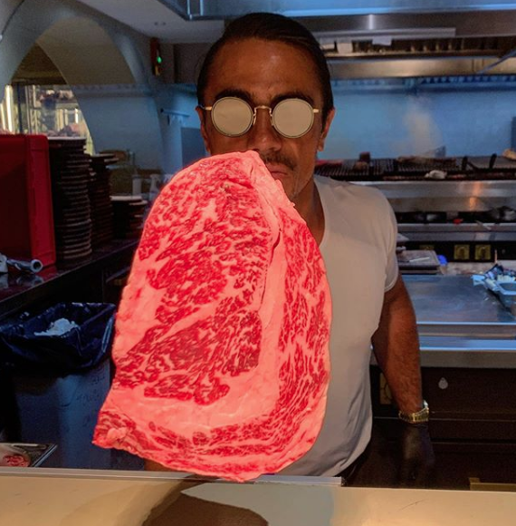 Çarpılacaksın Nusret! Etlerle oyun oynayan Nusret adap sınırlarını aştı - Resim: 1