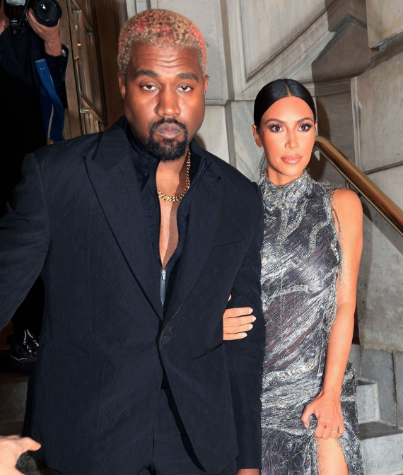 Kim Kardashian sırt dekoltesiyle büyüledi - Resim: 1