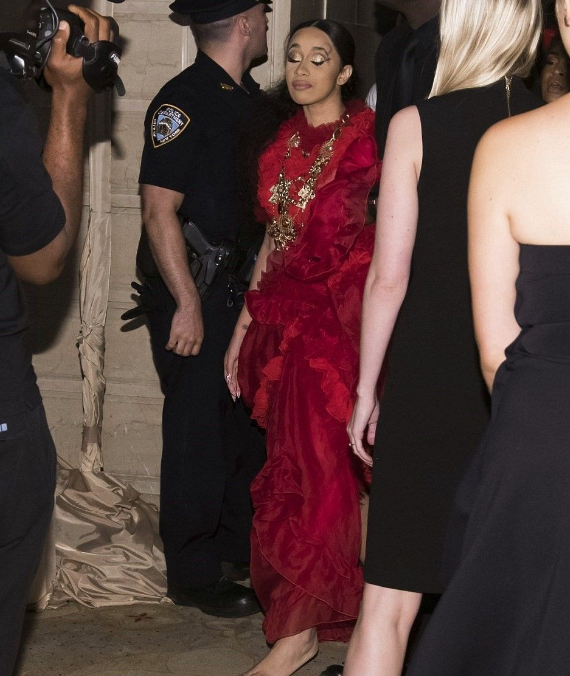 Cardi B ve Nicki Minaj kavga etti ayakkabılar havada uçuştu - Resim: 4