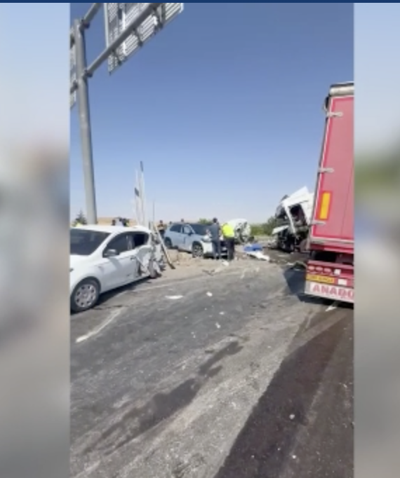 Konya'da feci kaza! Tır kırmızı ışıktaki ara&ccedil;lara &ccedil;arptı: &Ouml;l&uuml; ve yaralılar var - Resim: 0
