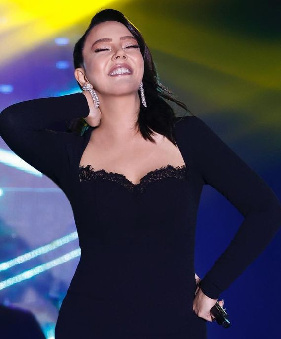 Ebru Gündeş konserde ağlamaya başladı, aniden sahneyi terk etti! - Resim: 4