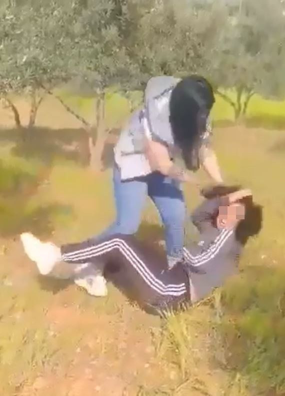 Erkek arkadaşıyla görüşen genç kızı yere yatırıp tekme tokat dövdü sosyal medyada paylaştı - Resim: 3