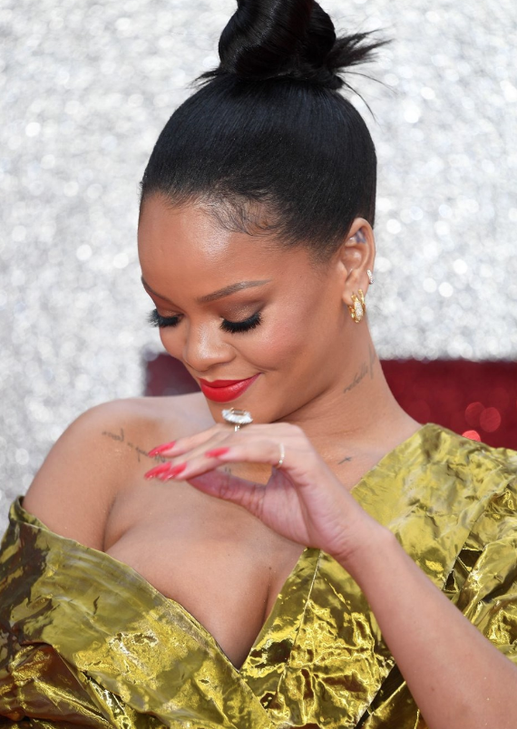 Rihanna'nın zor anları! Dekoltesi başına bela oldu - Resim: 3