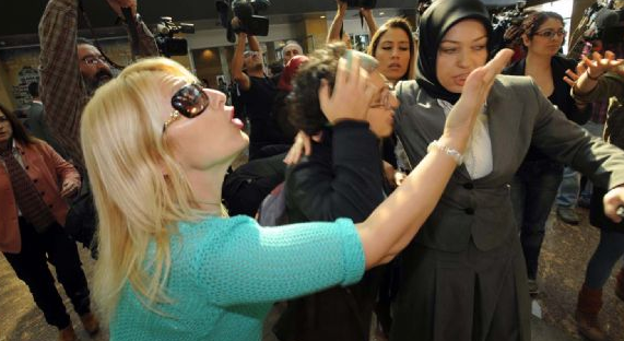 Erdoğan'ın katıldığı etkinlikte kadınlara yumruk - Resim: 1