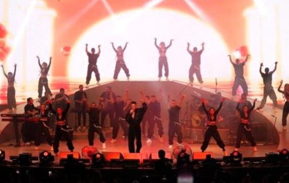 Edis enerjisiyle Harbiye'yi salladı! Kıyafeti Tarkan'a mı özendi dedirtti - Resim: 4