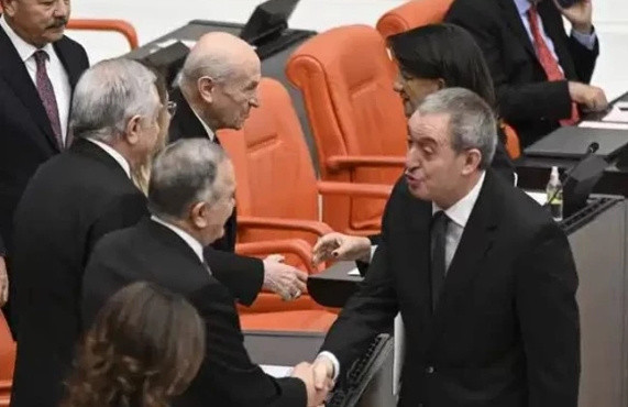 TBMM’de bütçe maratonunun son günü! Liderler böyle tokalaştı... - Resim: 4