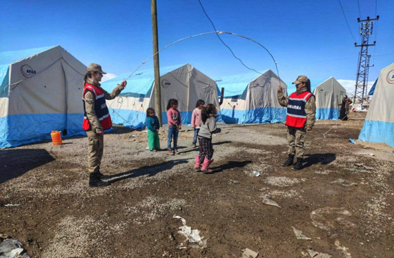 Bakan Soylu Van'daki depremzede çocukların keyifli anlarını paylaştı - Resim: 0