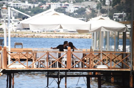 Rafet El Roman 29 yaş küçük sevgilisiyle öpüşürken yakalandı - Resim: 2