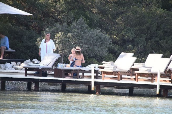 Bikiniyle yakalanan Carla Bruni'ye uyarı: Seni çekiyorlar - Resim: 1