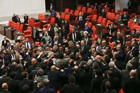 Bütçe görüşmelerinde gerginlik çıktı ortalık birbirine girdi - Resim: 2