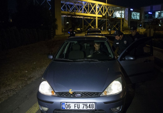 Alkollü sürücü yol ortasında uyuyakaldı - Resim: 2