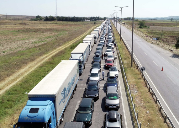 Dönüş çilesi! Kilometrelerce kuyruk oluştu - Resim: 1