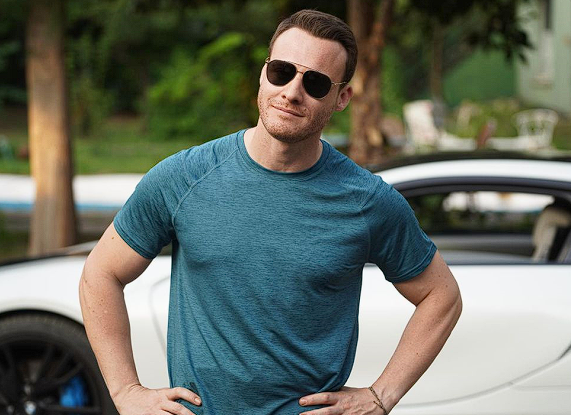 Oyuncu Kerem Bürsin setteyken apar topar hastaneye kaldırıldı! Yaşadığı sağlık sorunu belli oldu - Resim: 0