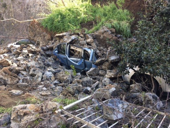 Beşiktaş'ta istinat duvarı araçların üzerine çöktü - Resim: 4