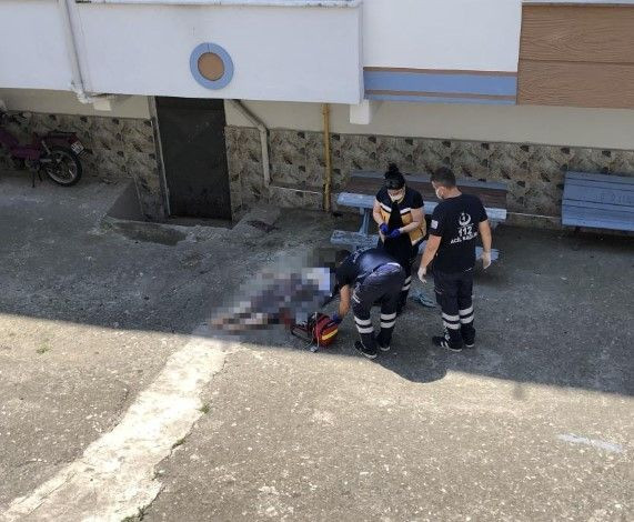 Sinop'ta evinin camlarını silerken aşağıya düşen yaşlı kadın hayatını kaybetti! - Resim: 3
