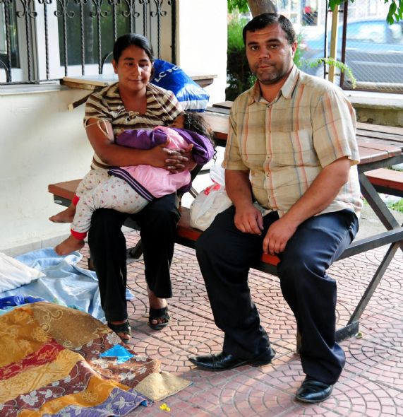 Kirayı ödeyemeyince bayramı sokakta geçirdiler - Resim: 1