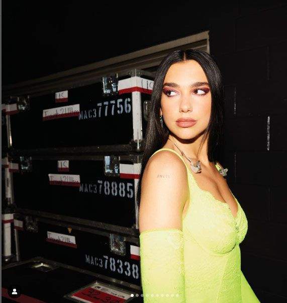 Dua Lipa kız arkadaşıyla havuz başında öyle bir yakalandı ki! - Resim: 1