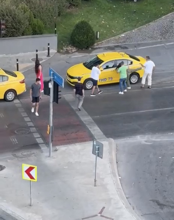 Trafikte tekme ve tokatlar havada uçuştu! Beyoğlu'nda taksici ve yabancı uyruklu kadınlar birbirine girdi - Resim: 1