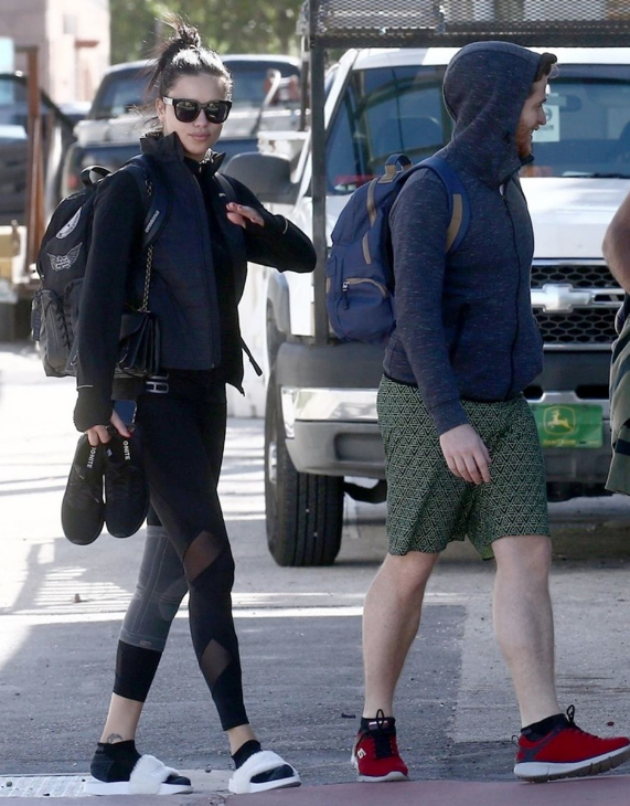 Bu ne hal Adriana! Terlikleri dikkat çekti - Resim: 2