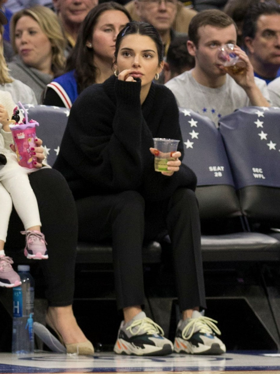 Kendall Jenner'a soğuk duş imza kampanyası başlattılar - Resim: 4