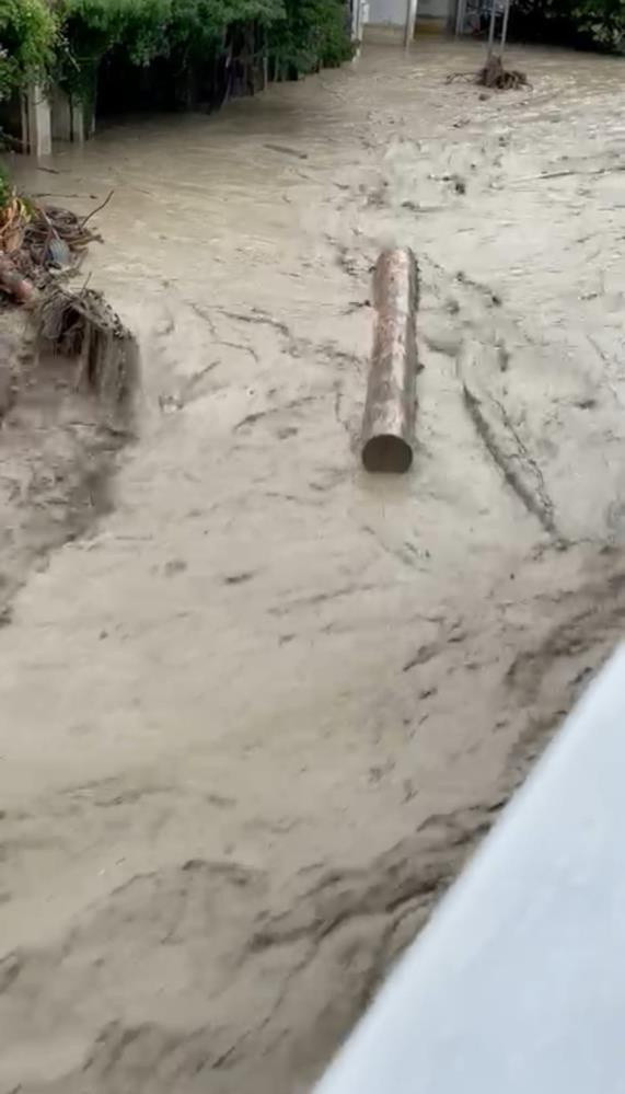 Sinop'ta sel mağduru vatandaşlardan biri: Tomruklar fişek gibi, S-400 füzesi gibi geldi - Resim: 0