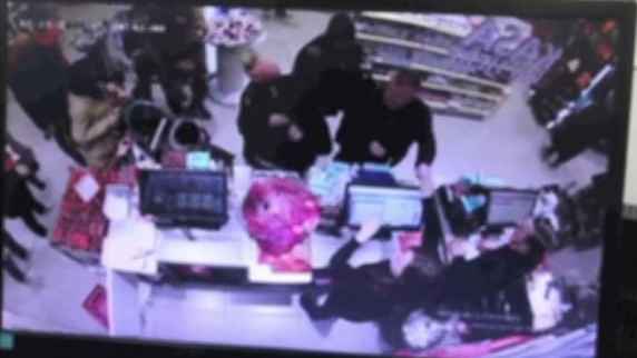 Bu kadarına da pes! Çantasını çaldıkları mağdurla fotoğraf çektirince yakalandılar - Resim: 2