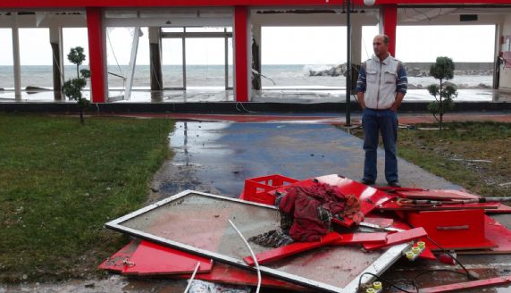 Dev dalgalar sahili yerle bir etti - Resim: 2