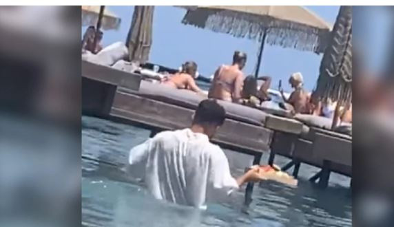 Tatil beldesinde garsonun görüntüleri tepki çekti! Bakanlık devreye girdi - Resim: 0