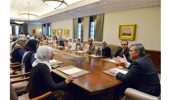 Cumhurbaşkanı Gül acılı anneleri kabul etti - Resim: 2