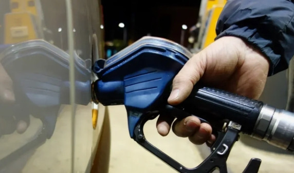 Motorin fiyatları uçuşa geçiyor, benzine indirim! Bu gece pompada - Resim: 1