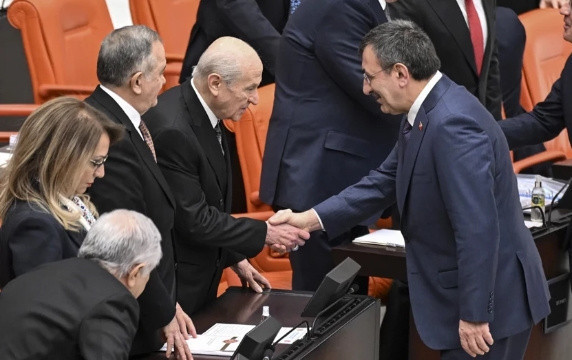 TBMM’de bütçe maratonunun son günü! Liderler böyle tokalaştı... - Resim: 2