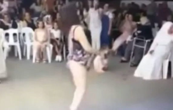 Köydeki sünnet düğününde twerk! Eteğini kaldırıp 'popo sallama' dansı olay - Resim: 4