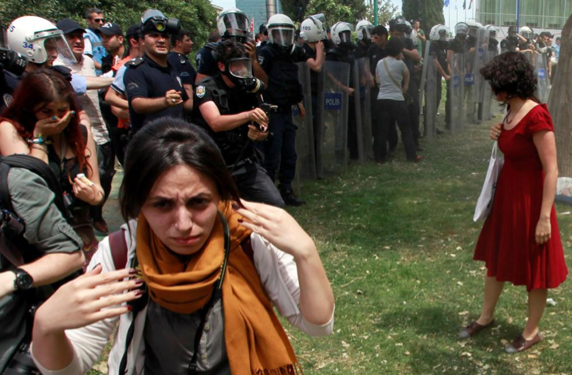 'Kırmızılı kadın' fotoğrafının devamı - Resim: 1