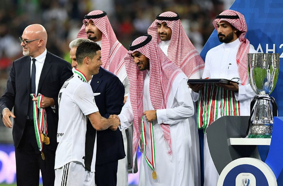 Suudi Arabistan'da kadınlar bir yıl sonra stada alındılar - Resim: 1