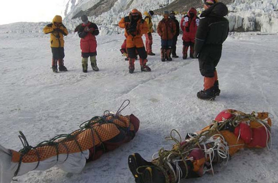 Dünyanın tepesinde yaklaşık 200 ceset var - Resim: 3